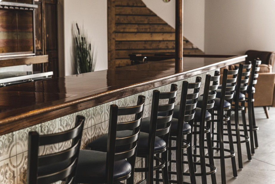 Oak Bar and Stools: Stylish Ideas for a Warm and Functional Home Bar